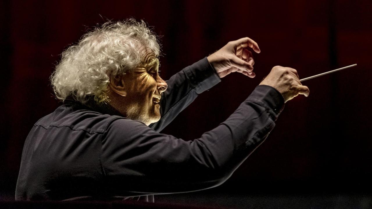 Blick von hinten auf den britischen Dirigenten Sir Simon Rattle während der letzten Generalprobe vor der Saisonwiederaufnahme der Metropolitan Opera/Robert Carsen Produktion von 'Der Rosenkavalier' (von Richard Strauss) im Lincoln Center's Metropolitan Opera House New York am 10. Dezember 2019. Blick von hinten auf den britischen Dirigenten Sir Simon Rattle während der letzten Generalprobe vor der Saisonwiederaufnahme der Metropolitan Opera/Robert Carsen Produktion von 'Der Rosenkavalier' (von Richard Strauss) im Lincoln Center's Metropolitan Opera House New York am 10. Dezember 2019.