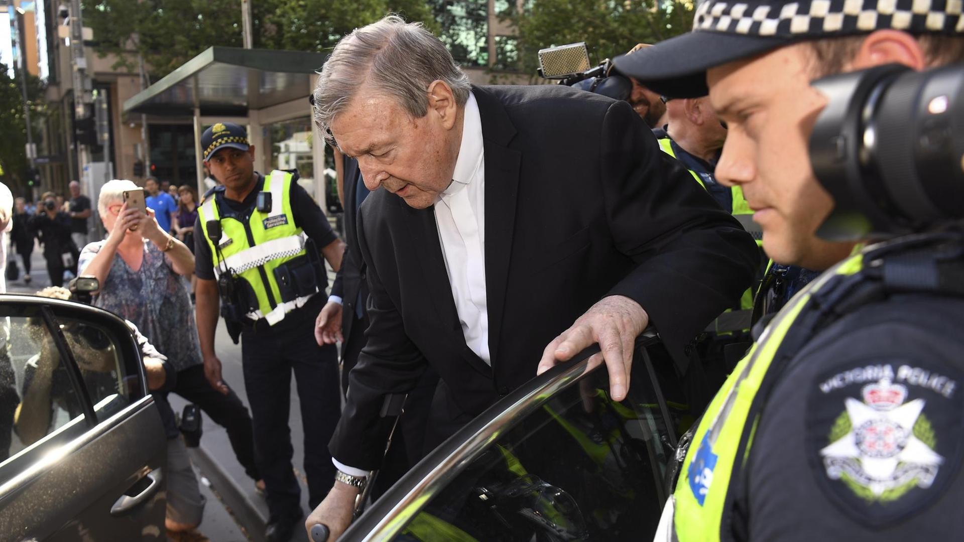 Kardinal Pell steigt in ein Auto. Kardinal Pell steigt in ein Auto.