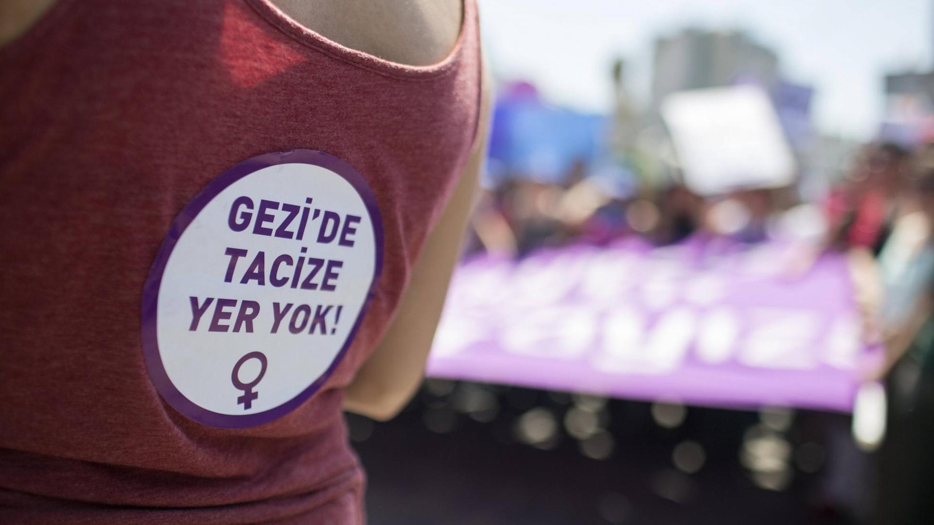 Rücken einer Frau mit Leitspruch auf dem T-Shirt Rücken einer Frau mit Leitspruch auf dem T-Shirt