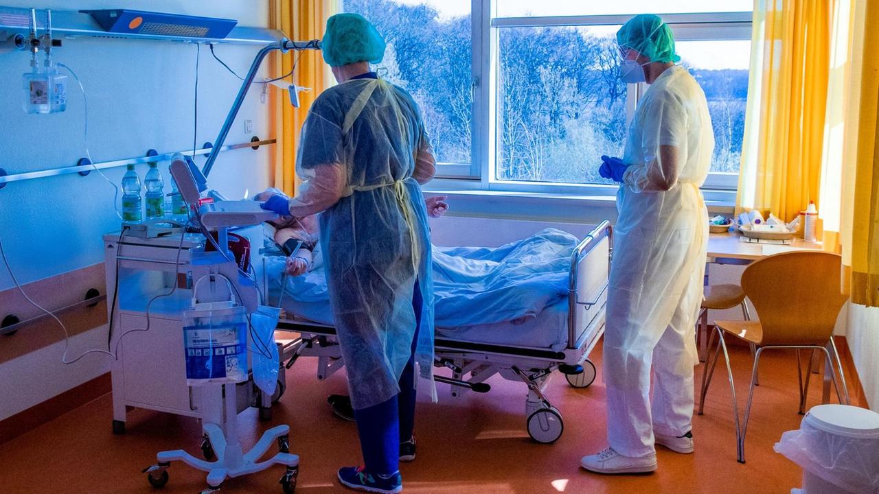26.03.2020, Mecklenburg-Vorpommern, Schwerin: Ein Stop-Schild hängt an der Zugangstür zur Isolierstation für Coronavirus-Behandlungen in der Helios-Klinik. Auf den Isolierstationen tragen die Ärzte, Schwestern und Mitarbeiter Schutzanzüge, Brillen und Mundschutz. Das Helios Klinikum bereitet sich auf einen Anstieg bei Corona-Fälle vor. Foto: Jens Büttner/dpa-Zentralbild/ZB | Verwendung weltweit 26.03.2020, Mecklenburg-Vorpommern, Schwerin: Ein Stop-Schild hängt an der Zugangstür zur Isolierstation für Coronavirus-Behandlungen in der Helios-Klinik. Auf den Isolierstationen tragen die Ärzte, Schwestern und Mitarbeiter Schutzanzüge, Brillen und Mundschutz. Das Helios Klinikum bereitet sich auf einen Anstieg bei Corona-Fälle vor. Foto: Jens Büttner/dpa-Zentralbild/ZB | Verwendung weltweit