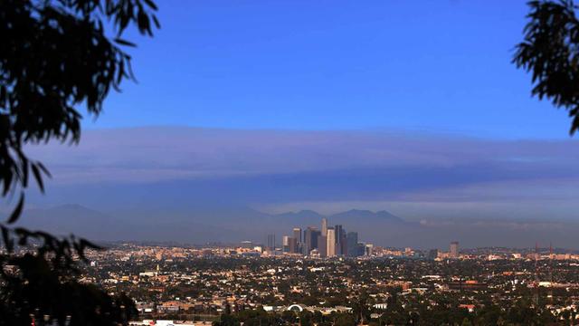 Downtown Los Angeles unter einer dichten Wolkendecke.