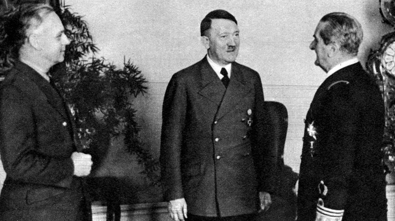 Der ungarische Admiral Miklós Horthy (r) 1943 im Gespräch mit Hitler und dem deutschen Außenminister Ribbentrop. Der ungarische Admiral Miklós Horthy (r) 1943 im Gespräch mit Hitler und dem deutschen Außenminister Ribbentrop.