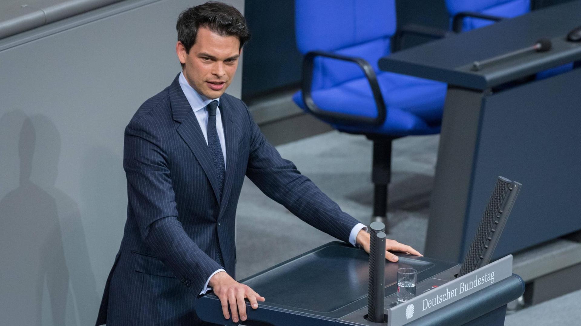 Der CDU-Bundestagsabgeordnete Christoph Ploß im Bundestag Der CDU-Bundestagsabgeordnete Christoph Ploß im Bundestag