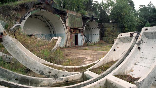 Eingänge zu den Bunkern auf dem ehemaligen russischen Militärflugplatz in Groß Dölln.
