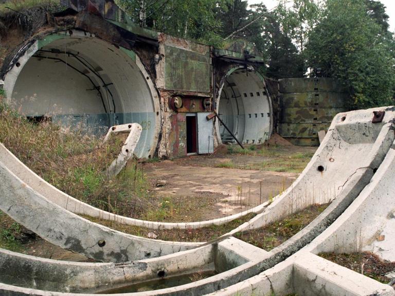 Eingänge zu den Bunkern auf dem ehemaligen russischen Militärflugplatz in Groß Dölln.