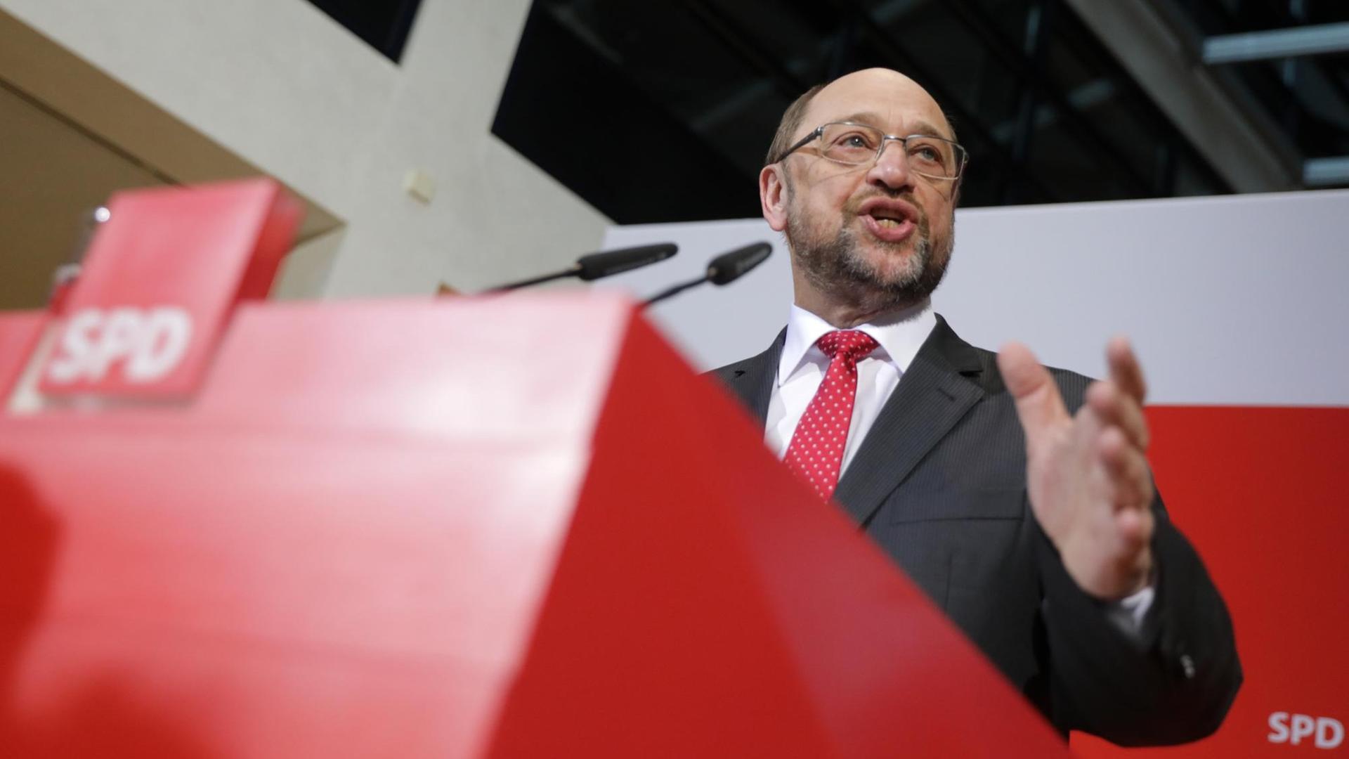 SPD-Chef Martin Schulz äußert sich in Berlin zur Landtagswahl im Saarland.