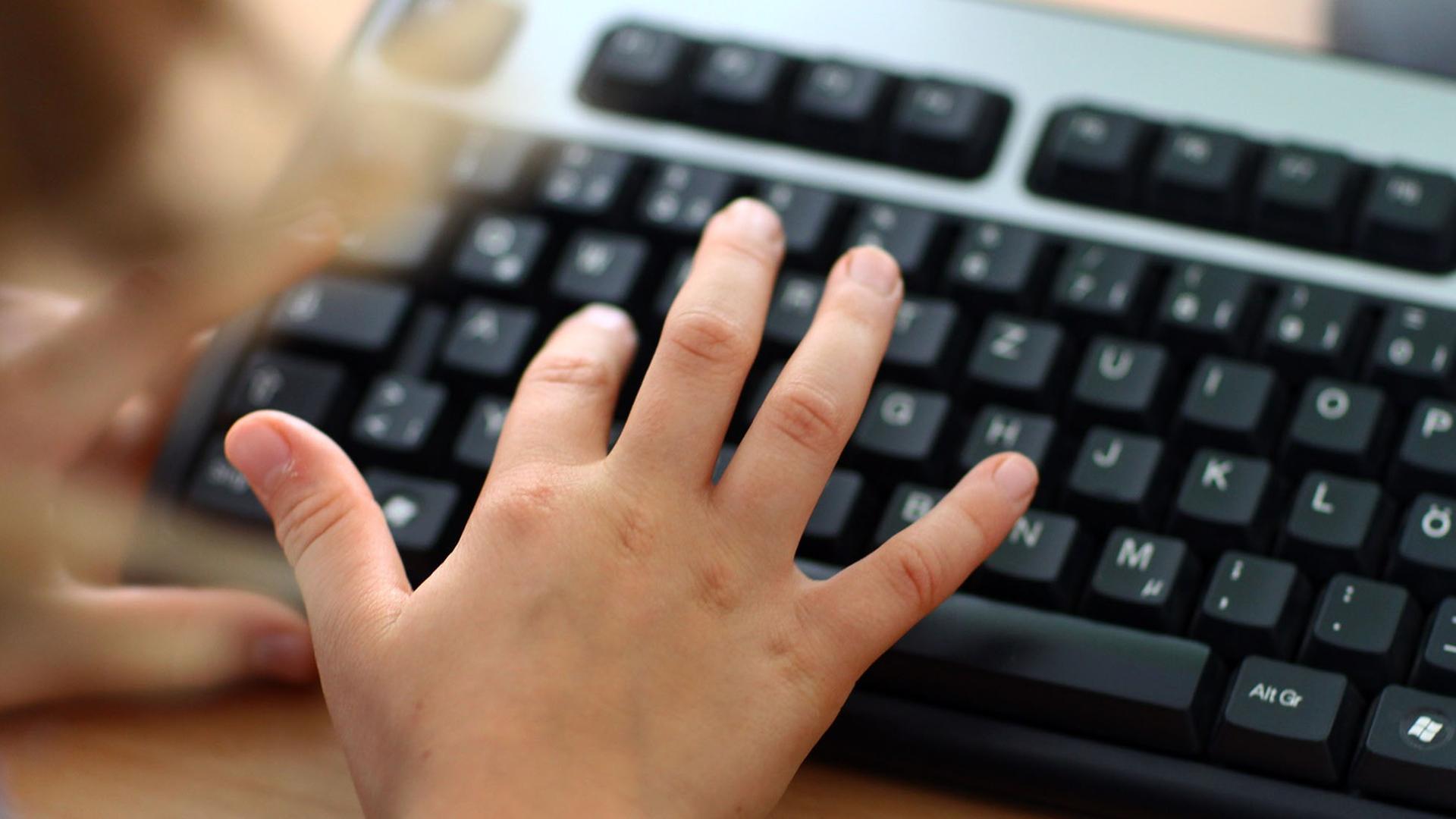 Grundschüler tippen auf einer Computertastatur. Grundschüler tippen auf einer Computertastatur.