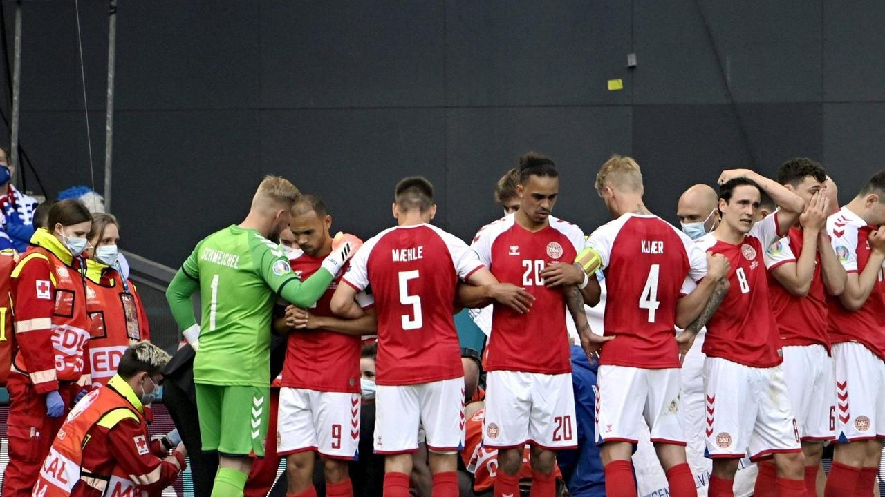 Spieler der dänischen Mannschaft stehen zusammen Spieler der dänischen Mannschaft stehen zusammen