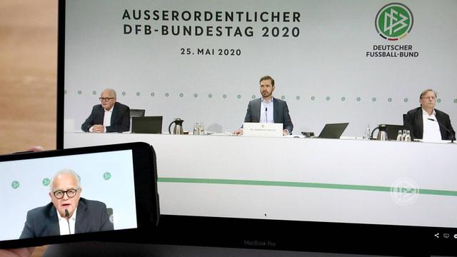 Beim DFB-Bundestag am 25.05.2020: Der 98. DFB-Bundestag wurde erstmals virtuell durchgefuehrt, hier im Livestream sind Fritz Keller (DFB-Präsident, links), Dr. Friedrich Curtius (DFB-Generalsekretär, Mitte) und Dr. Rainer Koch (1. DFB-Vizepräsident, rechts) auf einem Laptop sowie einem Smartphone zu sehen.