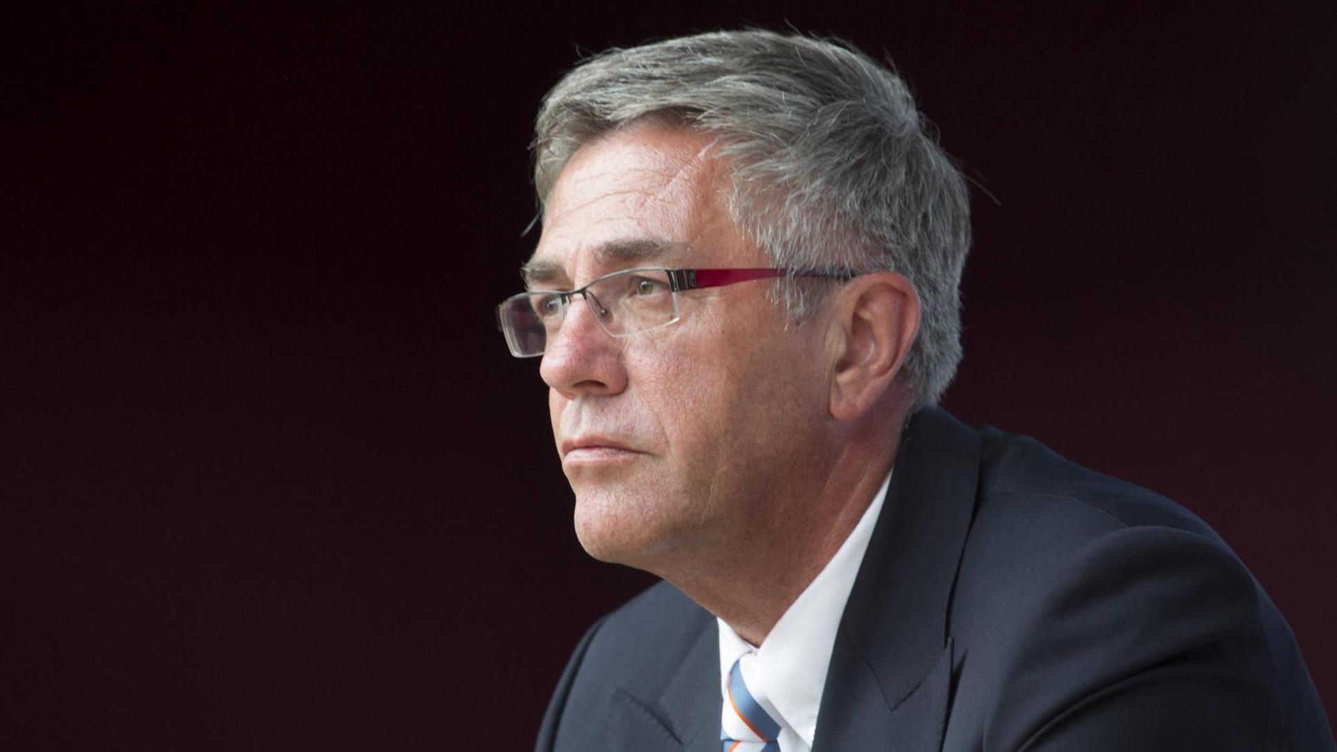 Siegfried Kaidel bei einer Pressekonferenz. Siegfried Kaidel bei einer Pressekonferenz.