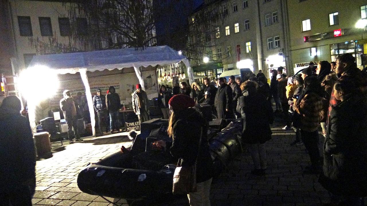 Osaren Igbinoba spricht auf der Kundgebung. Osaren Igbinoba spricht auf der Kundgebung.