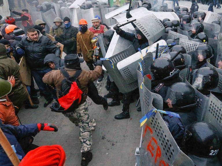 Gewalt zwischen Demonstranten und der Polizei auf dem Maidan.