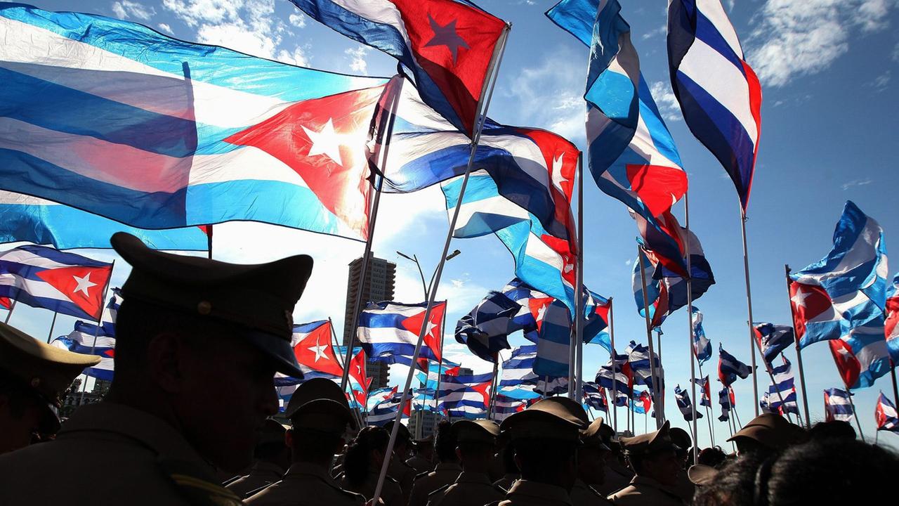 Kubanische Flaggen bei einer Demonstration in Havanna, der Hauptstadt Kubas