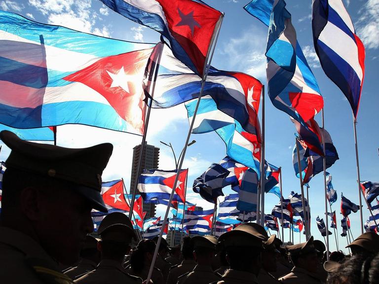 Kubanische Flaggen bei einer Demonstration in Havanna, der Hauptstadt Kubas
