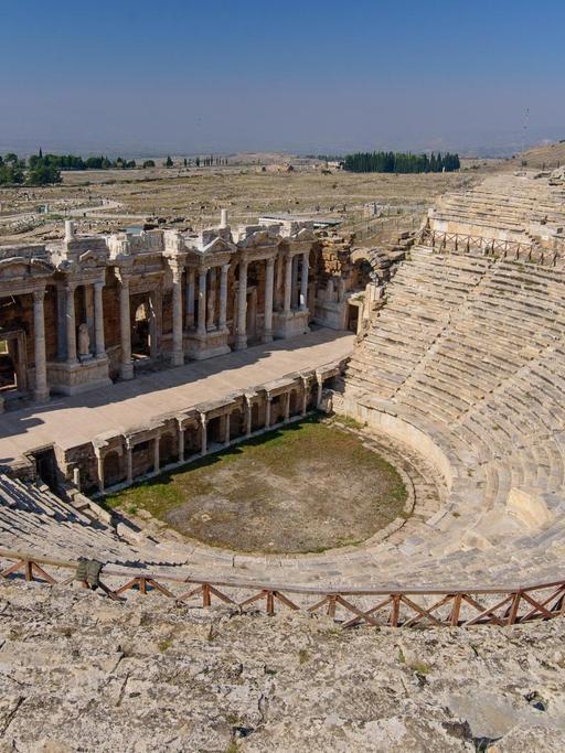 Blick in das Rund des Theaters von Hierapolis, einer antiken griechischen Stadt in der heutigen Türkei.