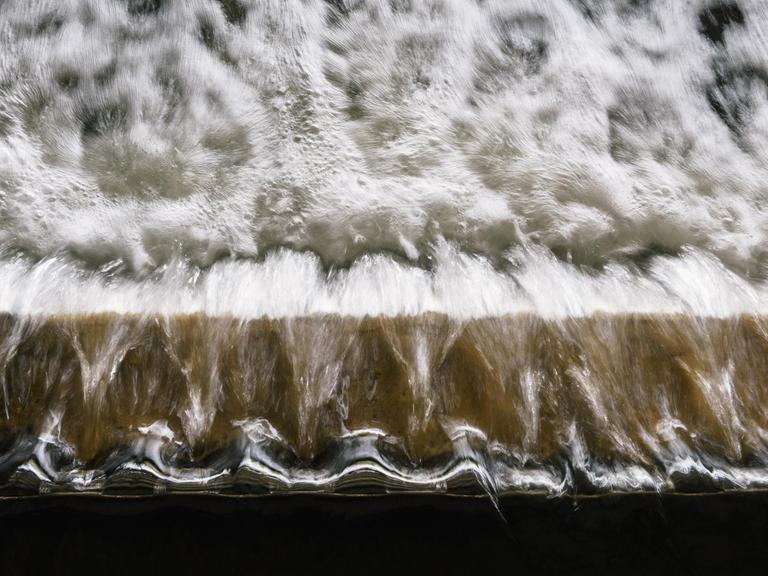 Gereinigtes Wasser strömt in das Filtrationsbecken eines Klärwerks