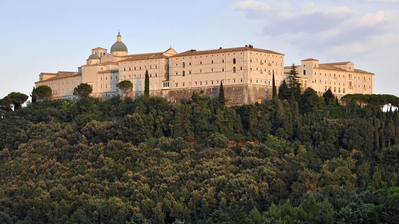 Portraitaufnahme Benediktinerabtei Montecassino in Italien Portraitaufnahme Benediktinerabtei Montecassino in Italien