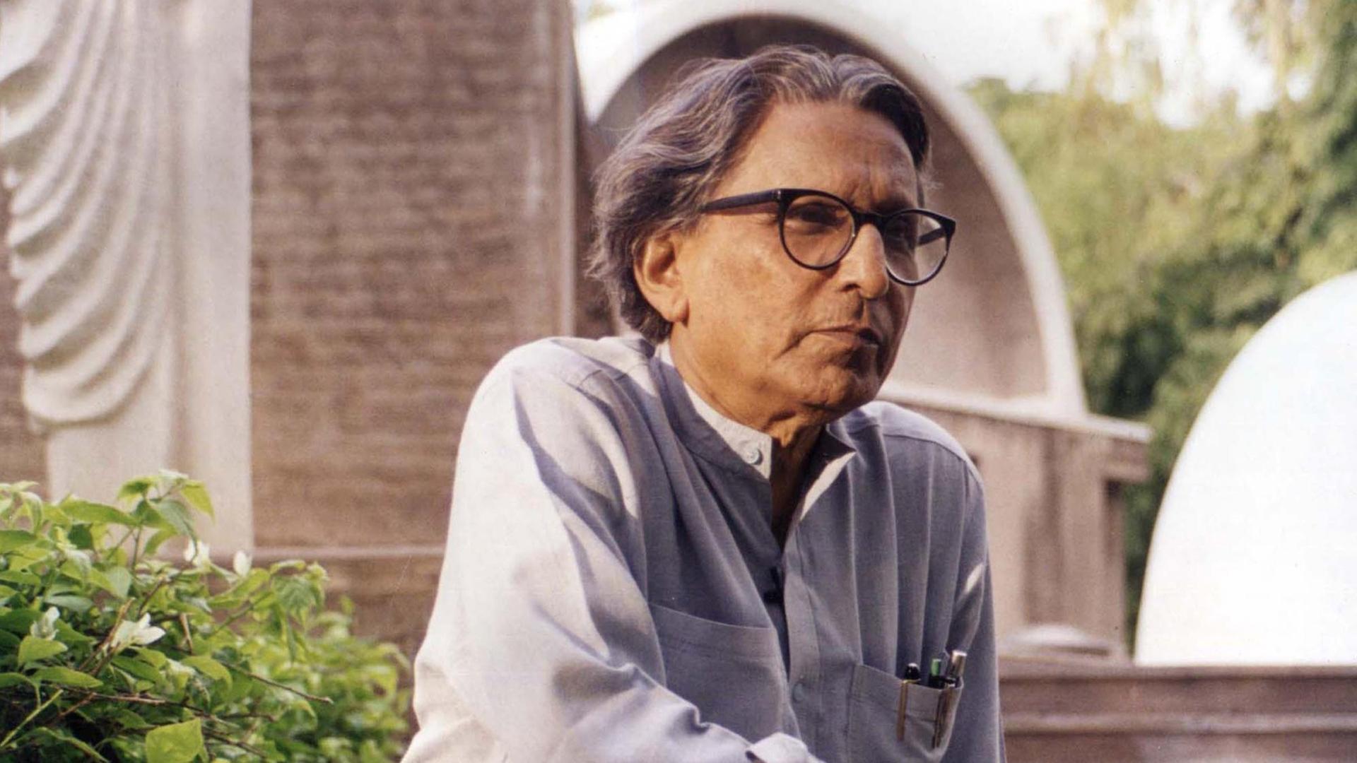 Das Bild zeigt den indischen Architekten Balkrishna Doshi im Portrait. Das Bild zeigt den indischen Architekten Balkrishna Doshi im Portrait.