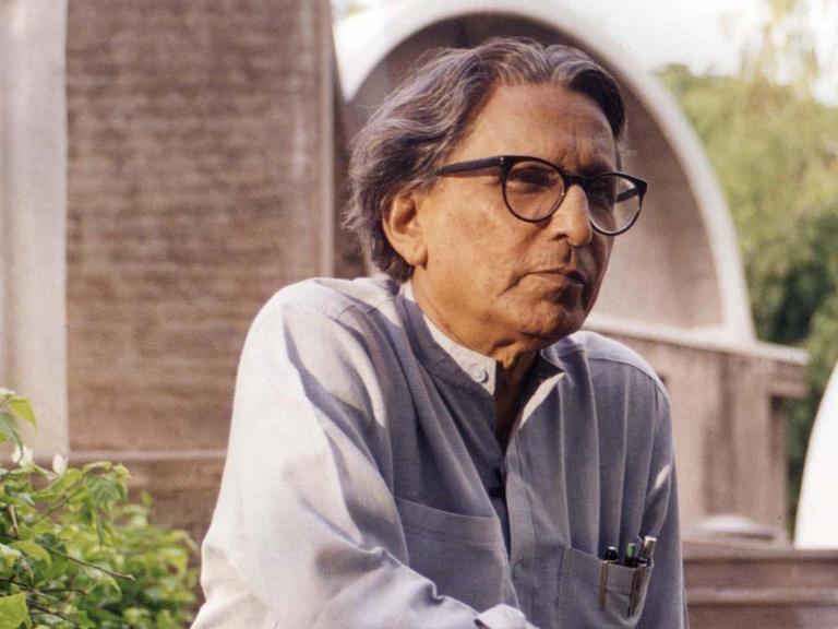 Das Bild zeigt den indischen Architekten Balkrishna Doshi im Portrait.