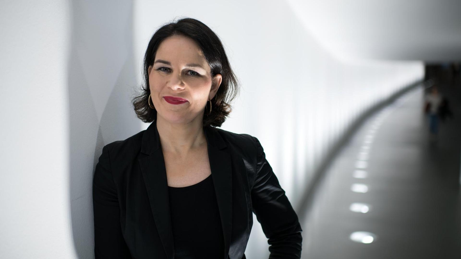 Annalena Baerbock (Bündnis 90/Die Grünen) steht am 10.01.2018 im Deutschen Bundestag in Berlin. Die 37-jährige Hannoveranerin sitzt seit 2013 für die Brandenburger Grünen im Bundestag und kandidiert jetzt für den Parteivorsitz bei Bündnis 90/Die Grünen. Annalena Baerbock (Bündnis 90/Die Grünen) steht am 10.01.2018 im Deutschen Bundestag in Berlin. Die 37-jährige Hannoveranerin sitzt seit 2013 für die Brandenburger Grünen im Bundestag und kandidiert jetzt für den Parteivorsitz bei Bündnis 90/Die Grünen.