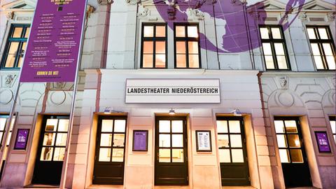 Das Landestheater Niederösterreich. Außenansicht.