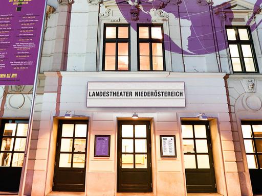 Das Landestheater Niederösterreich. Außenansicht.