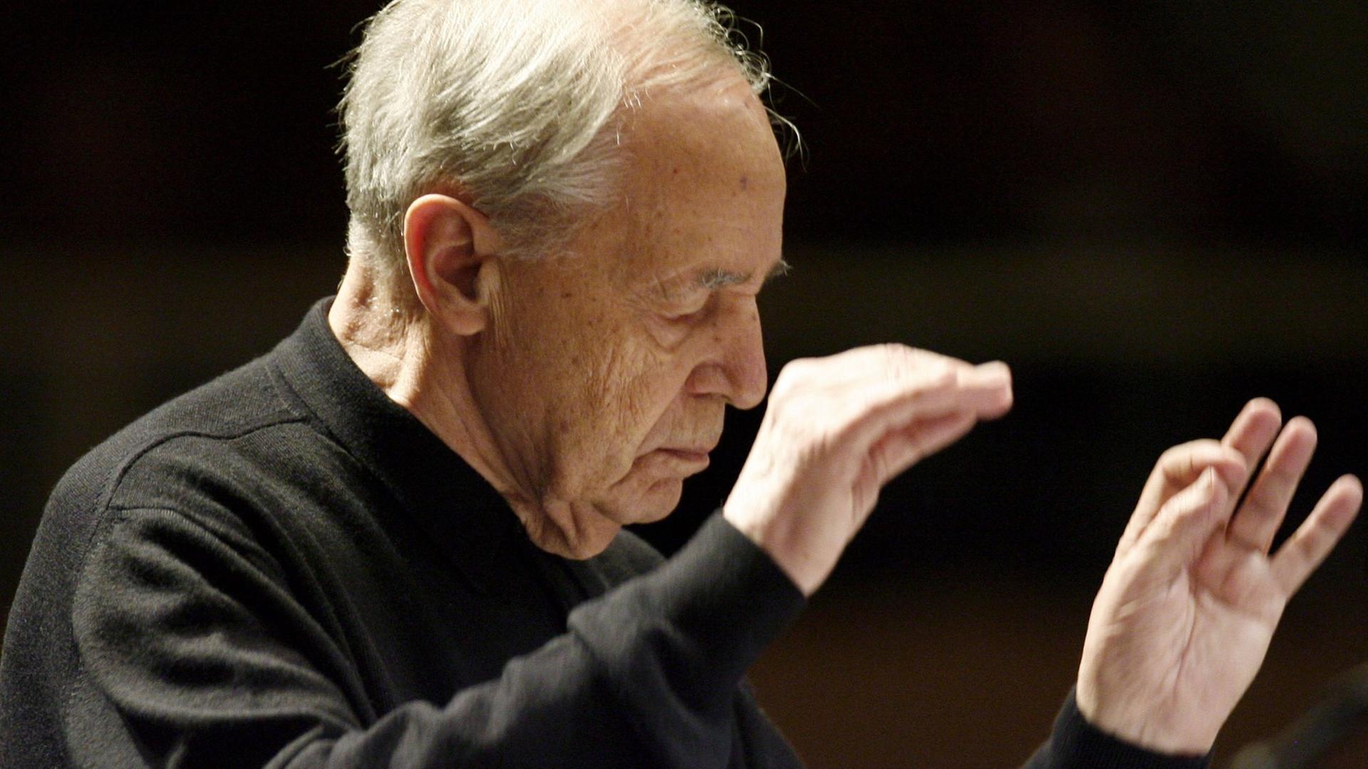 Der französische Dirigent und Komponist Neuer Musik, Pierre Boulez, dirigiert am 17.10.2008 bei einer Generalprobe des Eröffnungskonzertes der Donaueschinger Musiktage das SWR Sinfonieorchester Baden-Baden und Freiburg. Der französische Dirigent und Komponist Neuer Musik, Pierre Boulez, dirigiert am 17.10.2008 bei einer Generalprobe des Eröffnungskonzertes der Donaueschinger Musiktage das SWR Sinfonieorchester Baden-Baden und Freiburg.