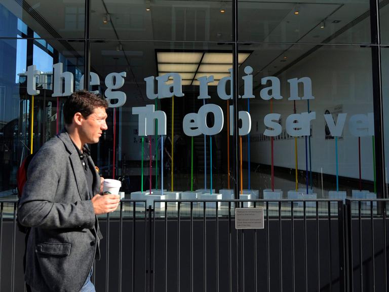 Vor der Redaktion vom Guardian in London