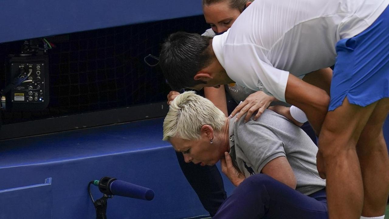 Novak Djokovic steht neben einer Linienrichterin, die er davor mit einem Ball getroffen hatte. Djokovic ist bei den US Open der Tennisprofis im Achtelfinale disqualifiziert worden. Novak Djokovic steht neben einer Linienrichterin, die er davor mit einem Ball getroffen hatte. Djokovic ist bei den US Open der Tennisprofis im Achtelfinale disqualifiziert worden.