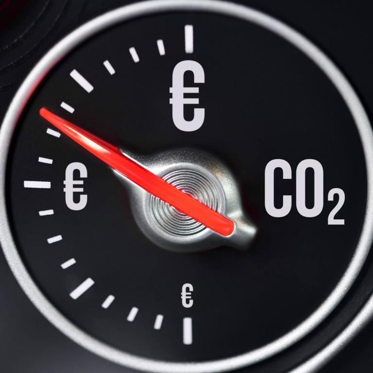 Fotomontage aus einer Tankanzeige in einem Auto mit CO2-Anzeige und Eurozeichen