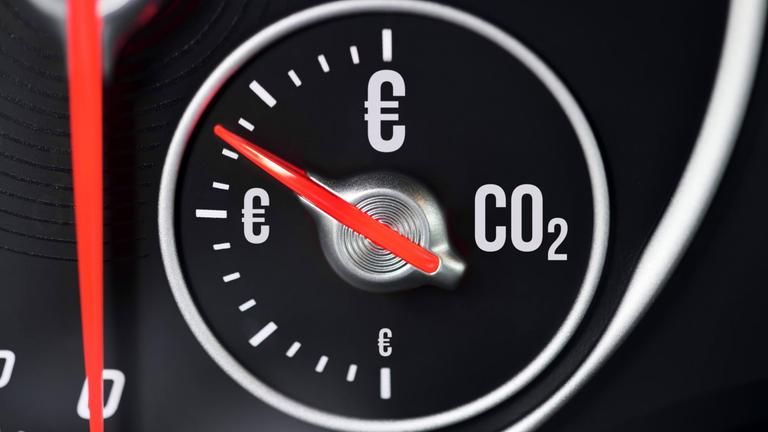 FOTOMONTAGE, Tankanzeige in einem Auto mit CO2-Anzeige und Eurozeichen, CO2-Steuer *** PHOTOMONTAGE, fuel gauge in a car with CO2 display and Euro sign, CO2 tax