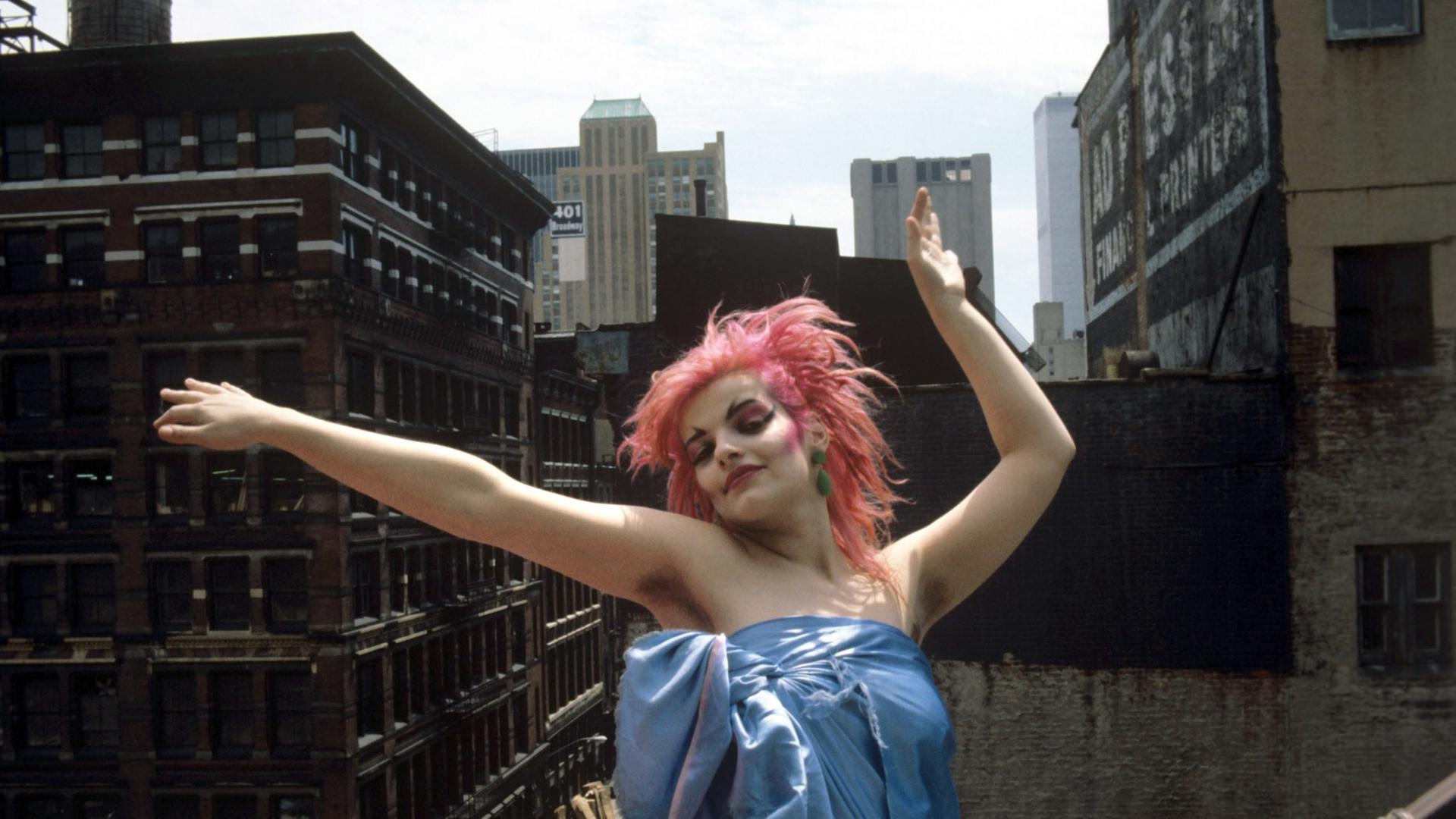 Sängerin Nina Hagen im Juli 1980 auf dem Balkon ihrer Wohnung in New York. Sängerin Nina Hagen im Juli 1980 auf dem Balkon ihrer Wohnung in New York.