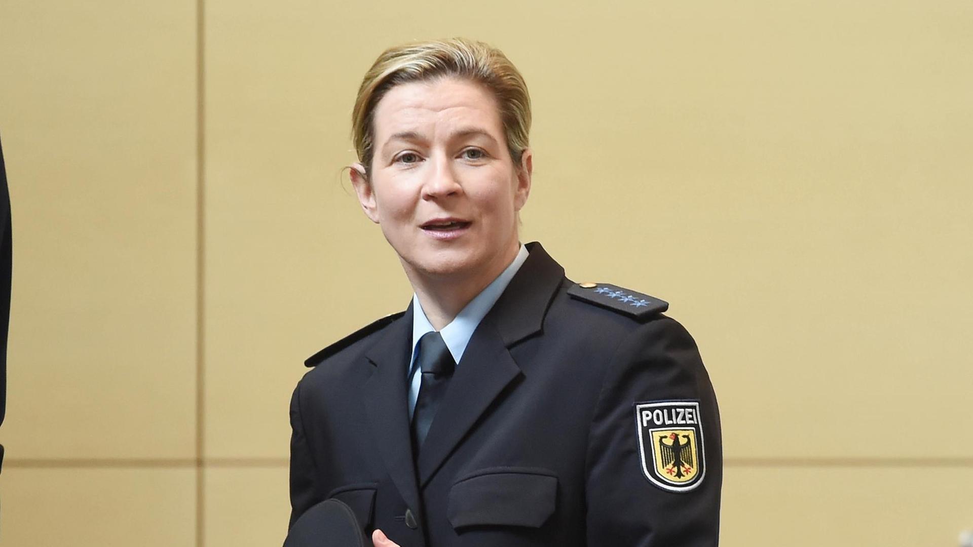 Eisschnellläuferin Claudia Pechstein wartet am 08.03.2016 im Bundesgerichtshof (BGH) in Karlsruhe (Baden-Württemberg) auf den Beginn ihres Prozesses. Eisschnellläuferin Claudia Pechstein wartet am 08.03.2016 im Bundesgerichtshof (BGH) in Karlsruhe (Baden-Württemberg) auf den Beginn ihres Prozesses.