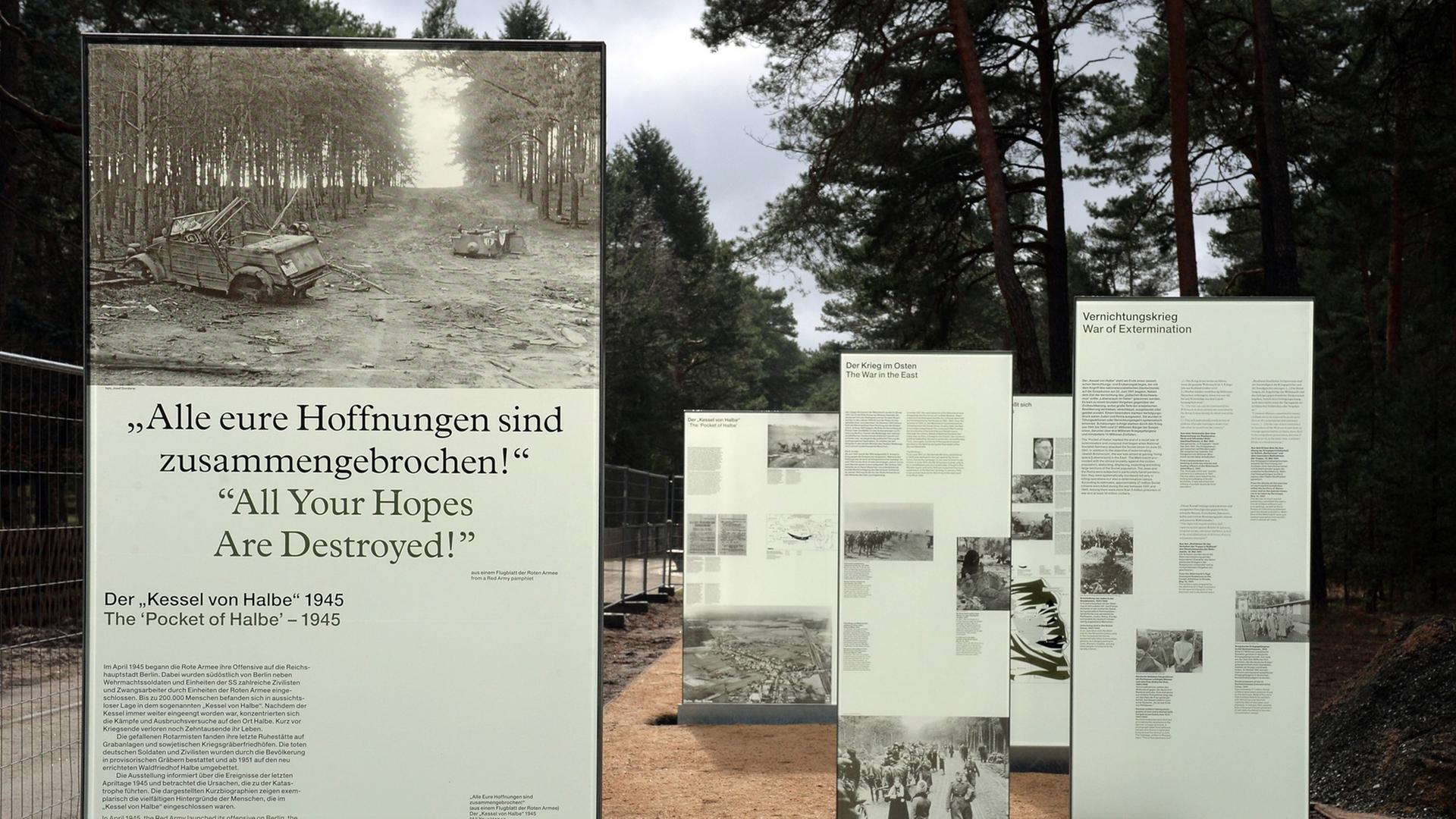 Stelen als Infotafeln zur Geschichte des Kessels von Halbe (Brandenburg), aufgenommen am 11.03.2015 an der Kriegsgräberstätte in Halbe (Brandenburg). Stelen als Infotafeln zur Geschichte des Kessels von Halbe (Brandenburg), aufgenommen am 11.03.2015 an der Kriegsgräberstätte in Halbe (Brandenburg).