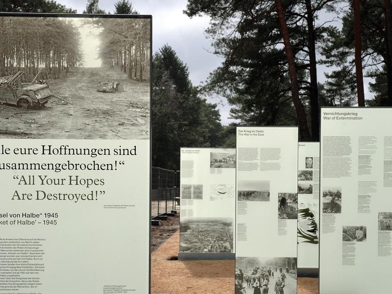 Stelen als Infotafeln zur Geschichte des Kessels von Halbe (Brandenburg), aufgenommen am 11.03.2015 an der Kriegsgräberstätte in Halbe (Brandenburg).