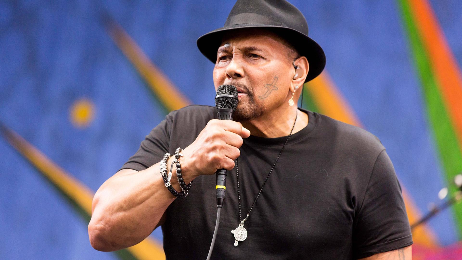 Sänger Aaron Neville bei einem Konzert im Mai 2016. Sänger Aaron Neville bei einem Konzert im Mai 2016.