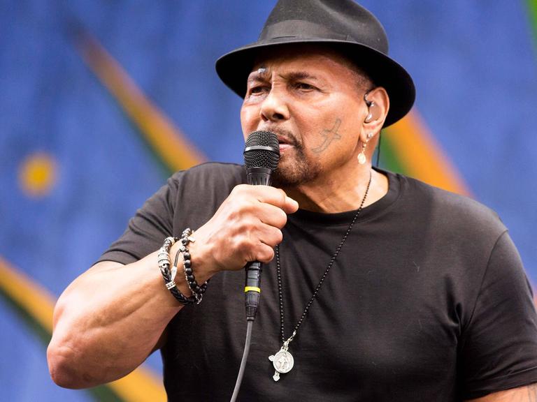 Sänger Aaron Neville bei einem Konzert im Mai 2016.
