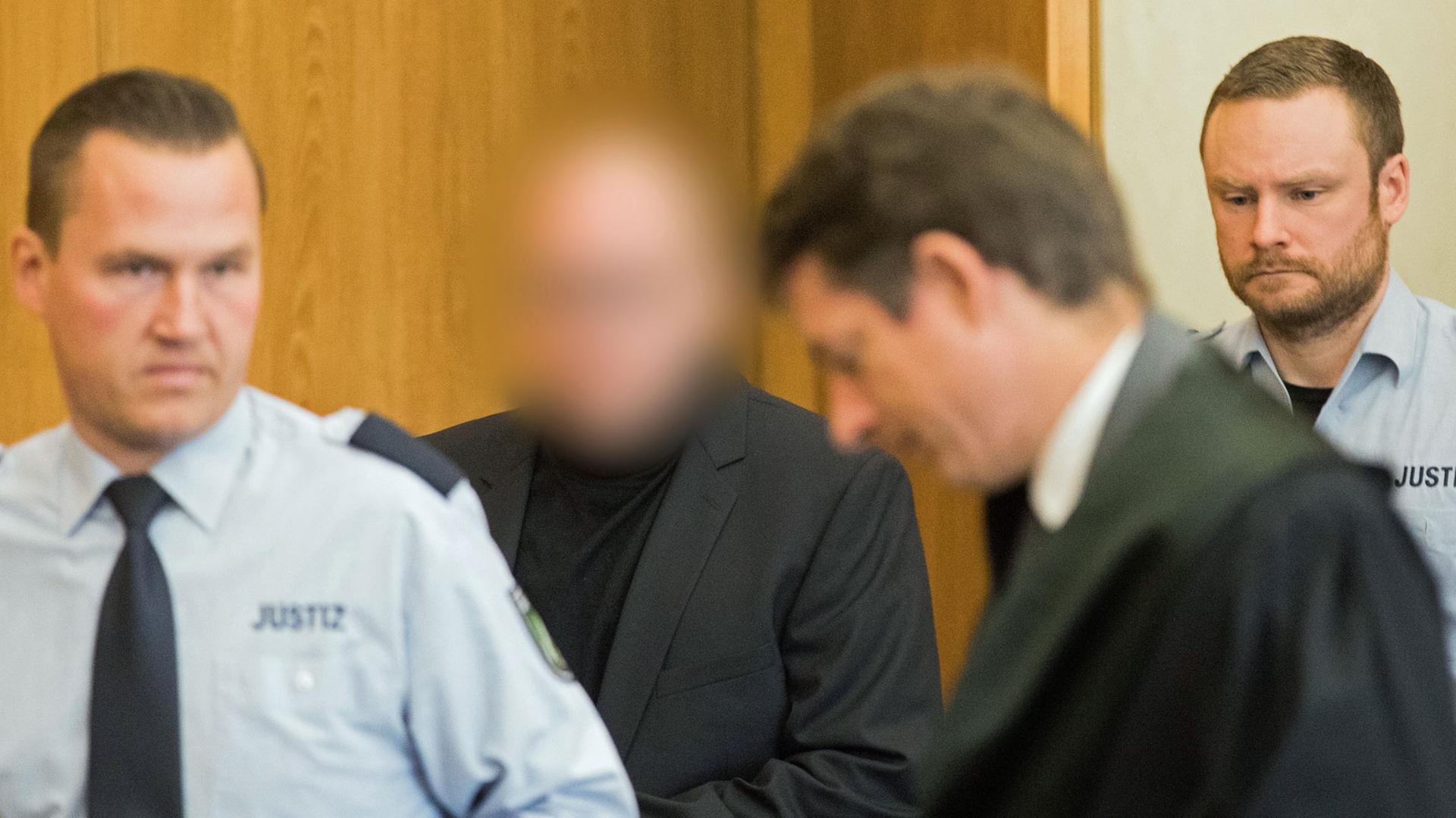 Der wegen der Herstellung gepanschter Krebsmedikamente angeklagte Bottroper Apotheker (Mitte) wird am 13.11. in den Verhandlungssaal des Landgerichts Essen geführt. Der Angeklagte wurde aus persönlichkeitsrechtlichen Gründen unkenntlich gemacht Der wegen der Herstellung gepanschter Krebsmedikamente angeklagte Bottroper Apotheker (Mitte) wird am 13.11. in den Verhandlungssaal des Landgerichts Essen geführt. Der Angeklagte wurde aus persönlichkeitsrechtlichen Gründen unkenntlich gemacht