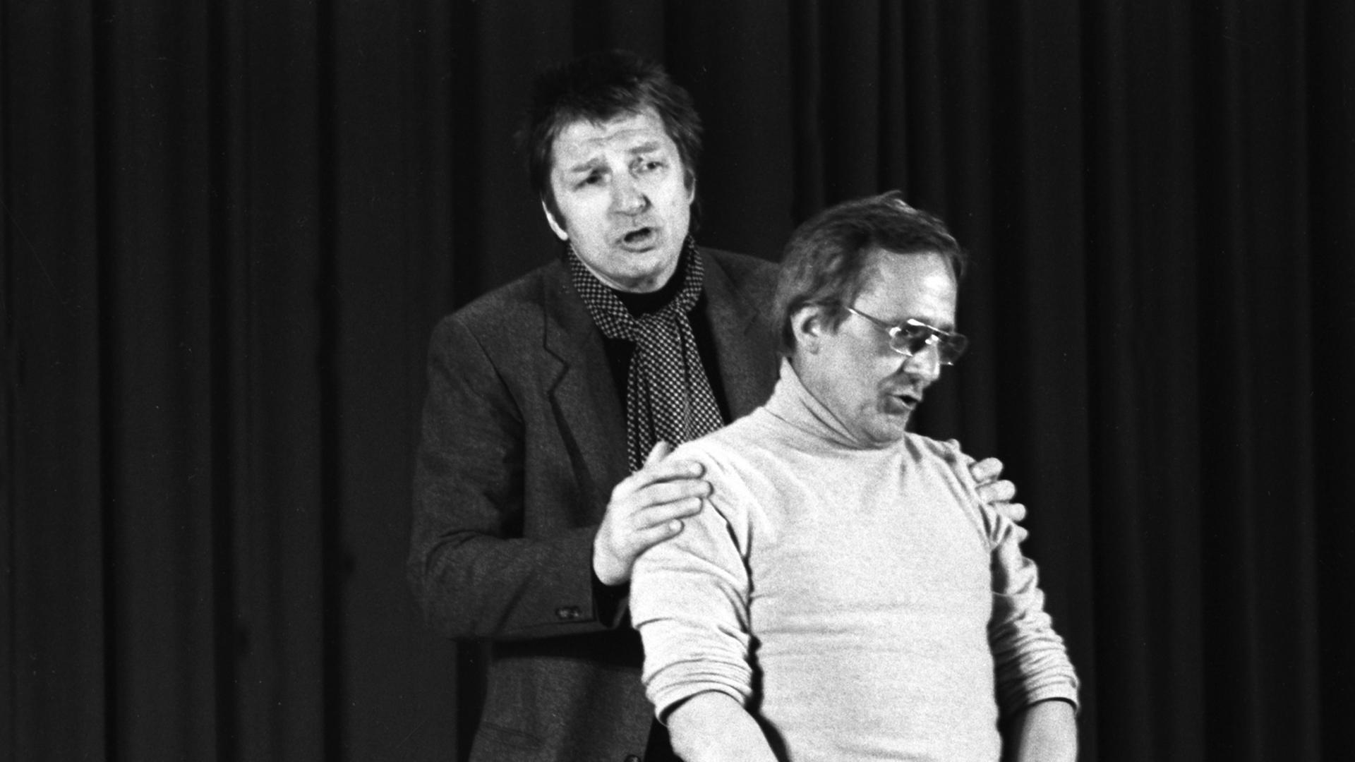 Das Kabarettisten-Duo Werner Schneyder (l) und Dieter Hildebrandt bei ihrem Auftritt im Januar 1985. Das Kabarettisten-Duo Werner Schneyder (l) und Dieter Hildebrandt bei ihrem Auftritt im Januar 1985.