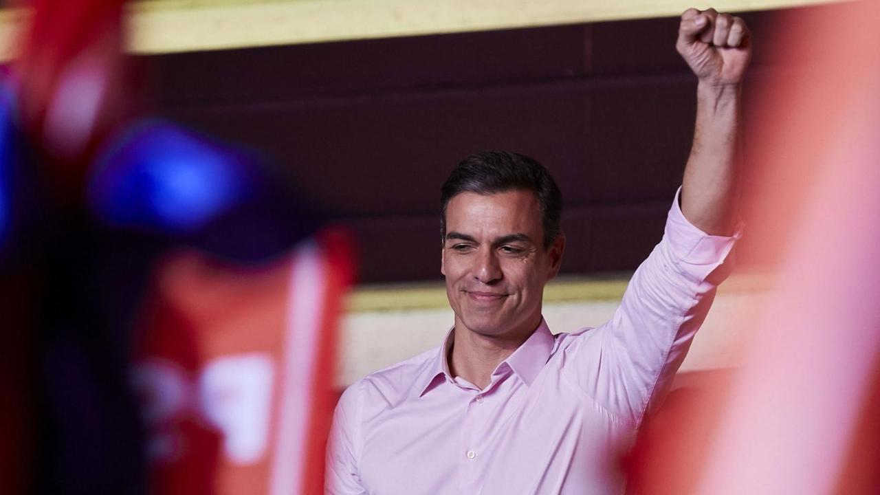 Sozialdemokrat und der amtierende spanische Regierungschef Pedro Sánchez lässt sich am Wahlabend in Madrid von seinen Anhängern feiern. Sozialdemokrat und der amtierende spanische Regierungschef Pedro Sánchez lässt sich am Wahlabend in Madrid von seinen Anhängern feiern.