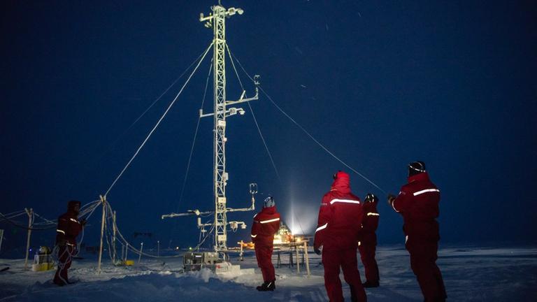 Aufbau des 11 Meter hohen messtechnischen Turms in Met City zur Messung der Atmosphären- und Oberflächentemperatur, relativen Luftfeuchtigkeit, Windgeschwindigkeit und CO2-Konzentration. Aufbau des 11 Meter hohen messtechnischen Turms in Met City zur Messung der Atmosphären- und Oberflächentemperatur, relativen Luftfeuchtigkeit, Windgeschwindigkeit und CO2-Konzentration.