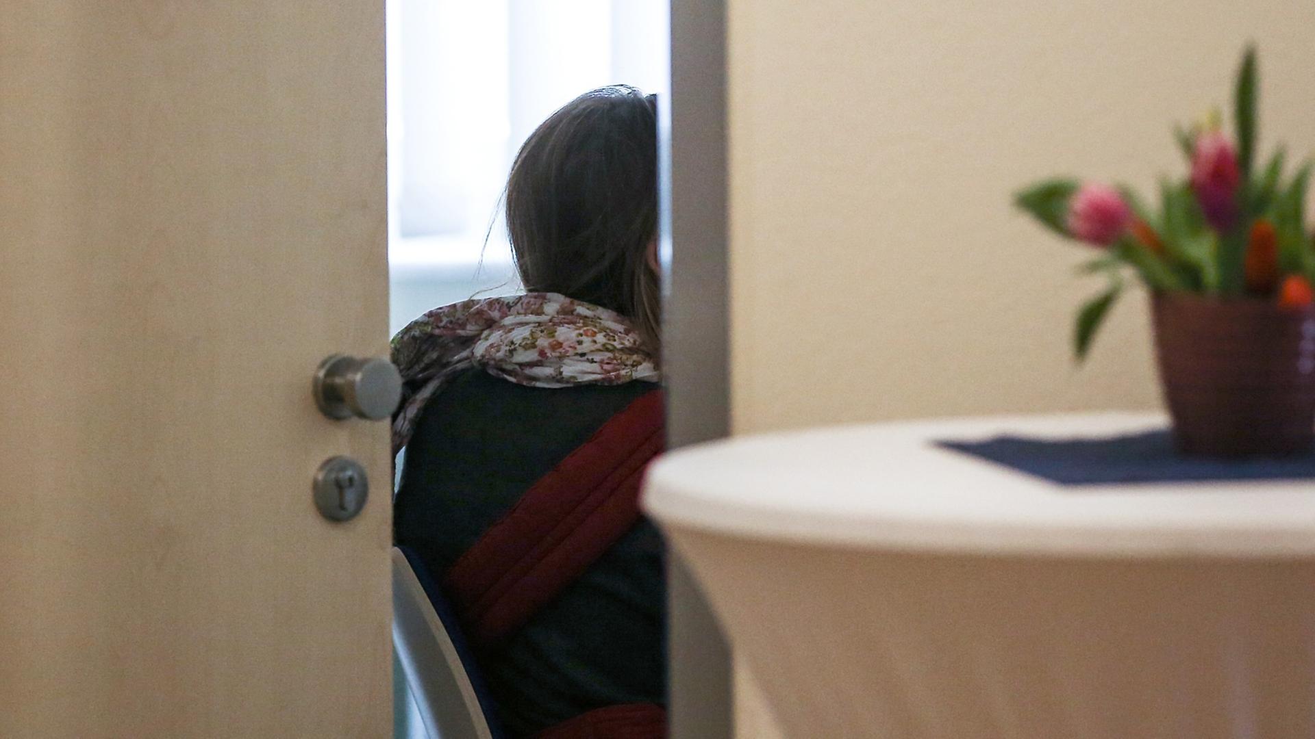 Ein Mädchen sitzt am 12.02.2014 in der Kinder- und Jugendpsychatrie der Asklepios-Klinik in Hamburg bei einem Beratungsgespräch. Ein Mädchen sitzt am 12.02.2014 in der Kinder- und Jugendpsychatrie der Asklepios-Klinik in Hamburg bei einem Beratungsgespräch.