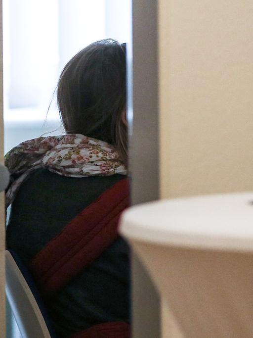 Ein Mädchen sitzt am 12.02.2014 in der Kinder- und Jugendpsychatrie der Asklepios-Klinik in Hamburg bei einem Beratungsgespräch.
