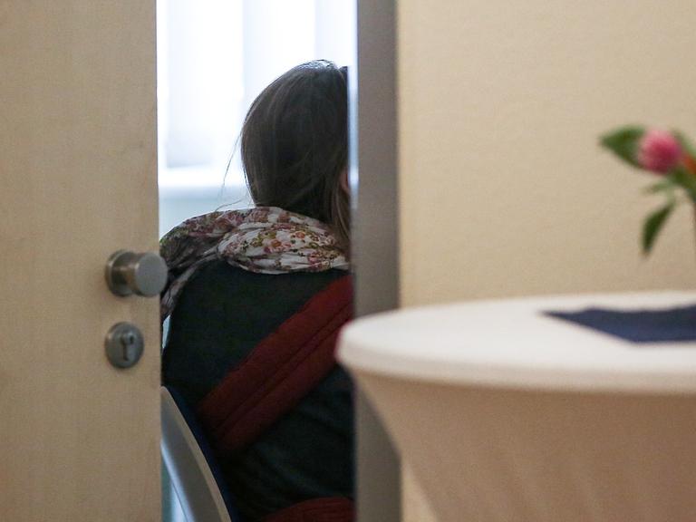 Ein Mädchen sitzt am 12.02.2014 in der Kinder- und Jugendpsychatrie der Asklepios-Klinik in Hamburg bei einem Beratungsgespräch.