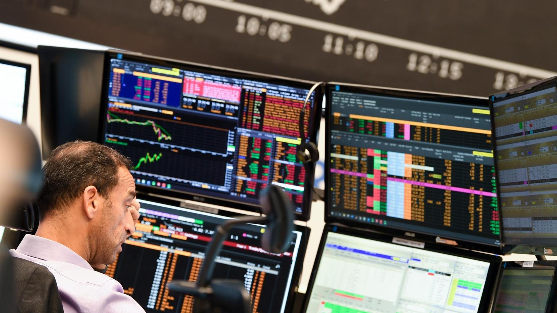 Ein Aktienhändler beobachtet auf dem Parkett der Frankfurter Wertpapierbörse vor der Tafel mit der fallenden Dax-Kurve seine Monitore. Die sich verschärfende Corona-Krise mit schnell steigenden Infektionszahlen und einem drohenden «Lockdown» des öffentlichen Lebens in Deutschland haben den deutschen Aktienmarkt stark belastet. Ein Aktienhändler beobachtet auf dem Parkett der Frankfurter Wertpapierbörse vor der Tafel mit der fallenden Dax-Kurve seine Monitore. Die sich verschärfende Corona-Krise mit schnell steigenden Infektionszahlen und einem drohenden «Lockdown» des öffentlichen Lebens in Deutschland haben den deutschen Aktienmarkt stark belastet.