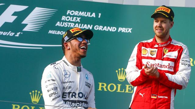 Beim Saisonstart der Formel 1 in Melbourne wird Lewis Hamilton Erster - der drittplatzierte Sebastian Vettel applaudiert.