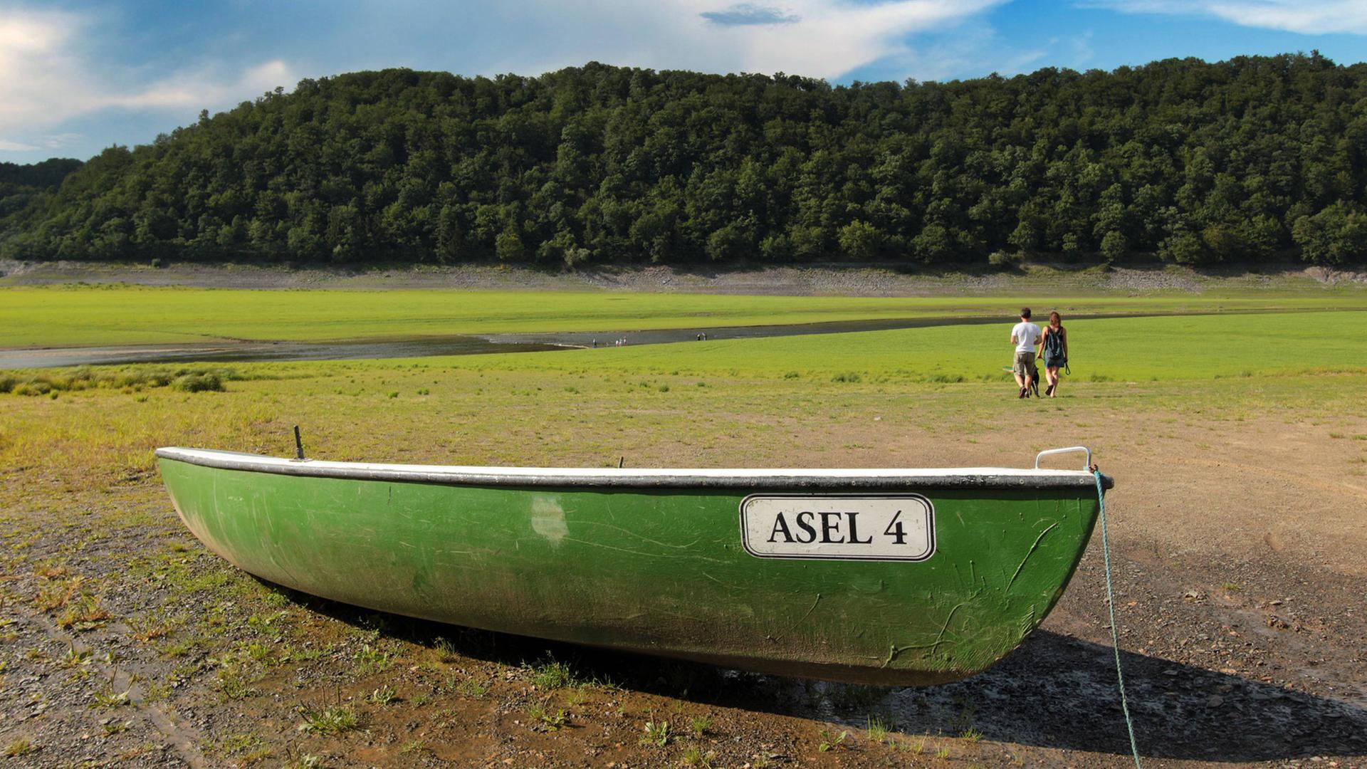 Ein Ruderboot ist auf Grund gelaufen, allerdings fehlt das Wasser im See
