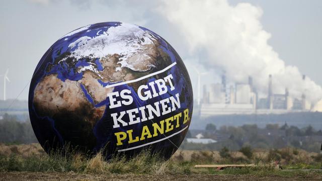 Ein Ballon mit der Aufschrift "Es gibt keinen Planet B." ist vor Braunkohlekraftwerken bei Kerpen zu sehen - aufgenommen am Rande des Landesparteitags der nordrhein-Westfälischen Grünen, der im Oktober 2018 am Hambacher Forst stattfand.