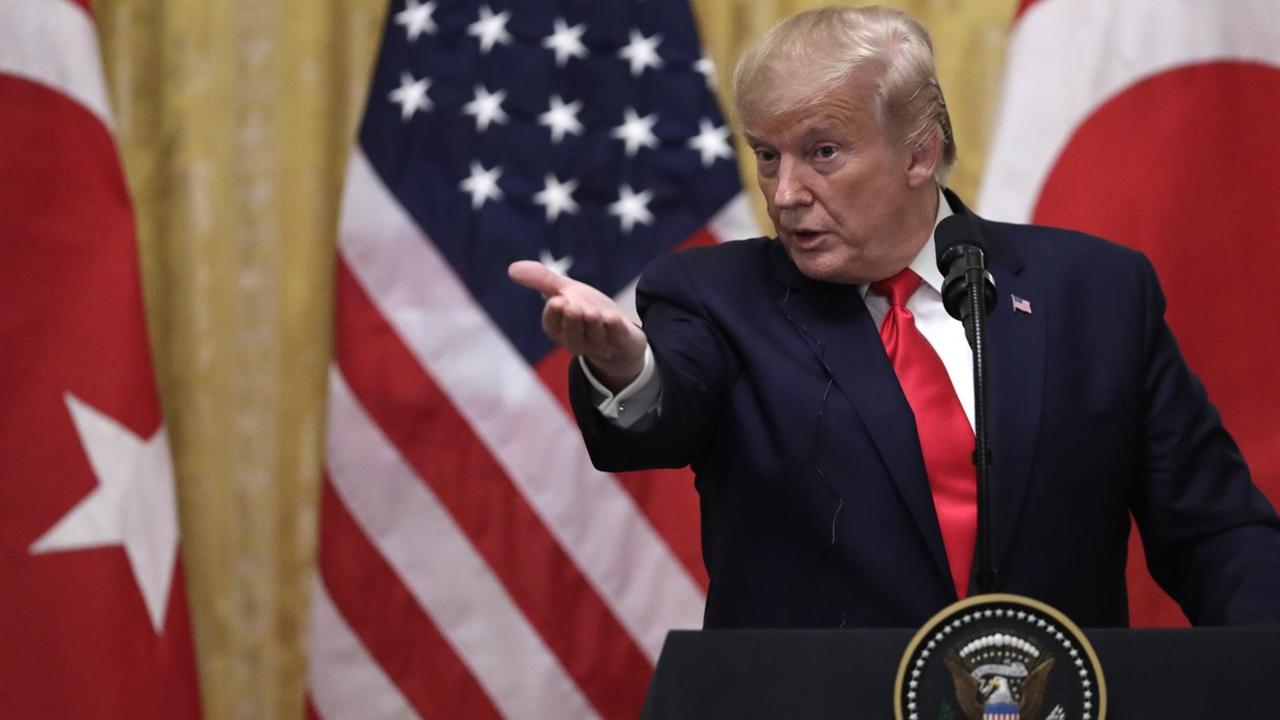 US-Präsident Donald Trump kritisiert bei einer Pressekonferenz am Rande des Treffens mit dem türkischen Präsidenten Erdogan die Anhörung in Sachen Impeachment-Verfahren. US-Präsident Donald Trump kritisiert bei einer Pressekonferenz am Rande des Treffens mit dem türkischen Präsidenten Erdogan die Anhörung in Sachen Impeachment-Verfahren.