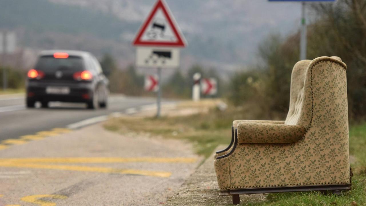 An der Straße steht ein einsamer Sessel. Ein Dach über den Kopf ist bisher kein Grundrecht und die Wohnungsnot nimmt in Deutschland zu. An der Straße steht ein einsamer Sessel. Ein Dach über den Kopf ist bisher kein Grundrecht und die Wohnungsnot nimmt in Deutschland zu.